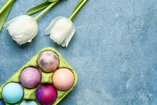 Boyanmış Paskalya Yumurtaları Renkli Laleleri Olan Tutucu — Stok fotoğraf