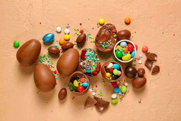 Composición Con Huevos Pascua Chocolate Rotos Diferentes Caramelos Sobre Fondo — Foto de Stock