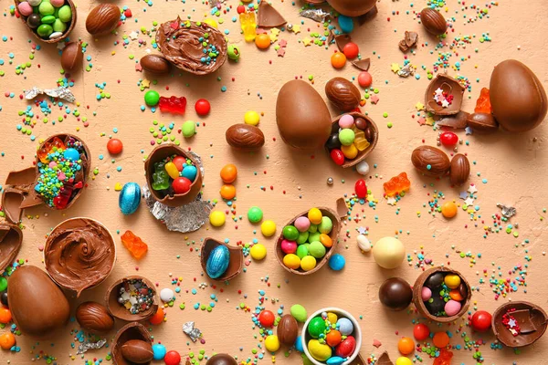 Composição Com Ovos Páscoa Chocolate Quebrados Doces Diferentes Fundo Bege — Fotografia de Stock