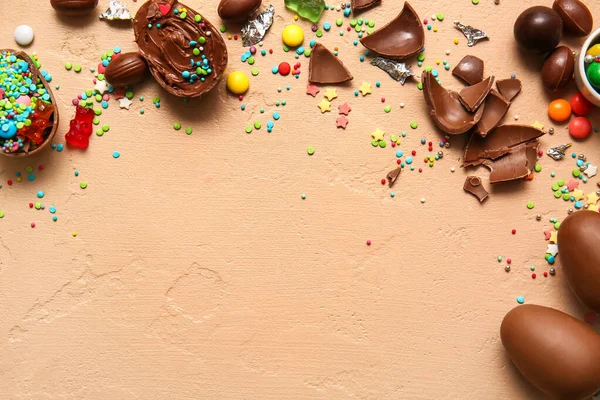 Sammansättning Med Bruten Choklad Påskägg Och Olika Godis Beige Bakgrund — Stockfoto