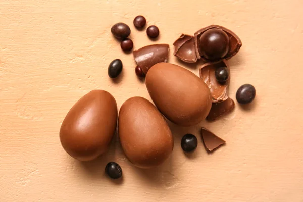 Schokoladen Ostereier Mit Bonbons Auf Beigem Hintergrund — Stockfoto