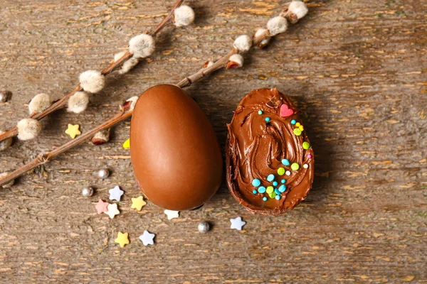 Easter Egg Chocolate Paste Sprinkles Pussy Willow Branches Wooden Background — Fotografia de Stock