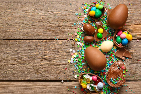 Composição Com Ovos Páscoa Chocolate Quebrados Doces Diferentes Fundo Madeira — Fotografia de Stock