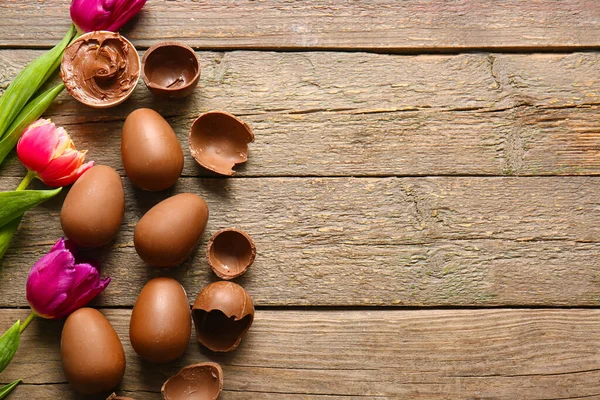 Chocolate Ovos Páscoa Flores Fundo Madeira — Fotografia de Stock
