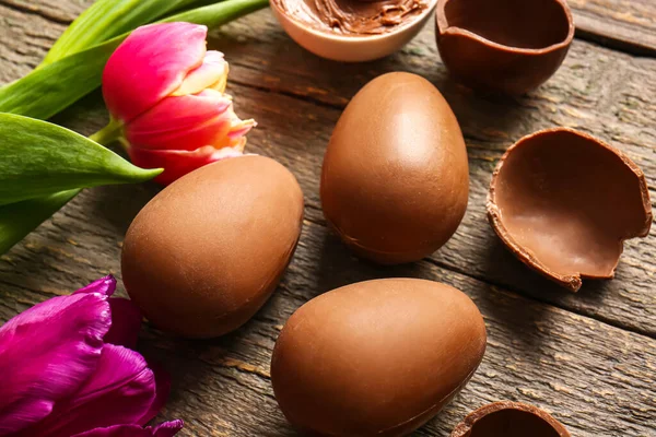 Chocolate Ovos Páscoa Flores Fundo Madeira Close — Fotografia de Stock
