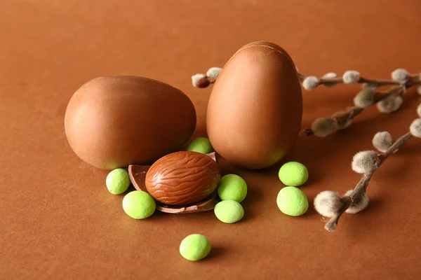 Chocolate Easter Eggs Candies Pussy Willow Branches Color Background Closeup — Stock Photo, Image