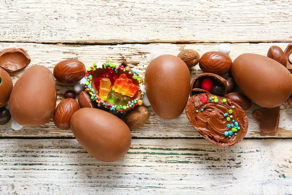 Composição Com Ovos Páscoa Chocolate Doces Fundo Madeira Leve — Fotografia de Stock