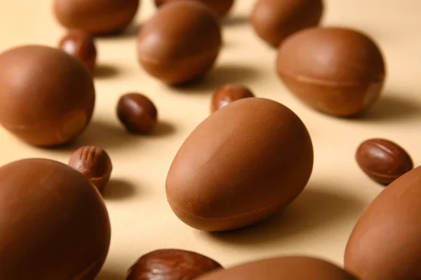 Diferentes Ovos Páscoa Chocolate Fundo Bege Close — Fotografia de Stock