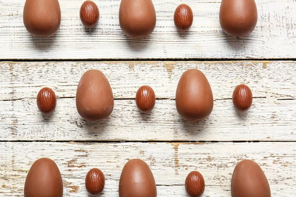Samenstelling Met Verschillende Chocolade Paaseieren Een Lichte Houten Ondergrond — Stockfoto