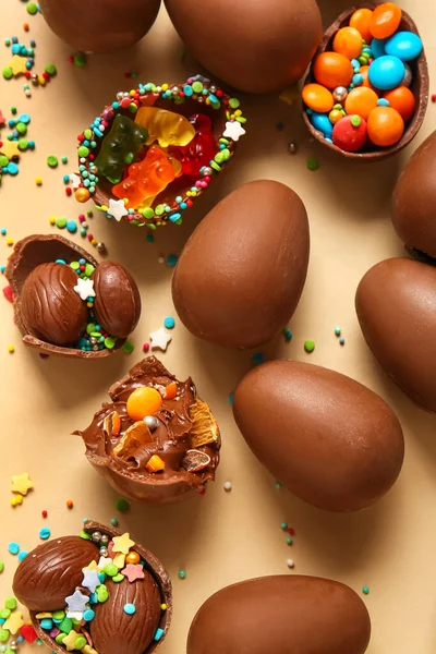 Composición Con Huevos Pascua Chocolate Diferentes Caramelos Espolvoreos Sobre Fondo — Foto de Stock