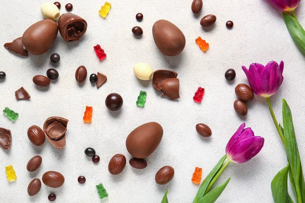 Composição Com Ovos Páscoa Chocolate Geléia Ursos Flores Fundo Claro — Fotografia de Stock