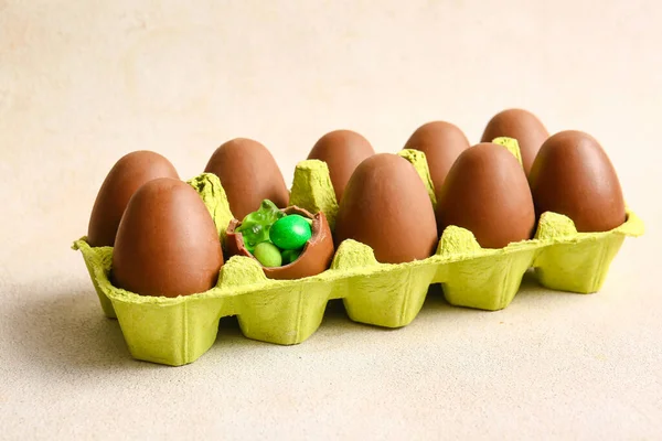 Houder Met Chocolade Paaseieren Snoepjes Lichte Ondergrond Close — Stockfoto