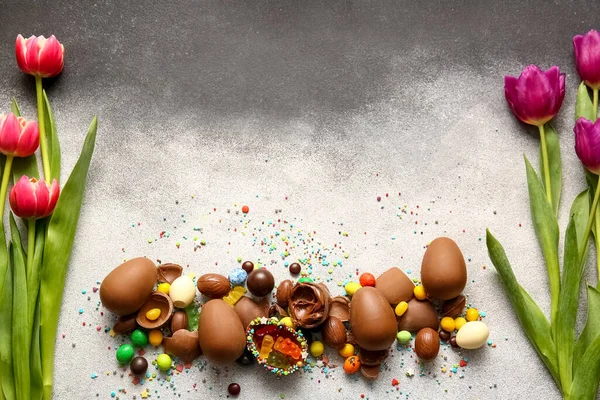 Composição Com Ovos Páscoa Chocolate Quebrados Doces Diferentes Flores Fundo — Fotografia de Stock
