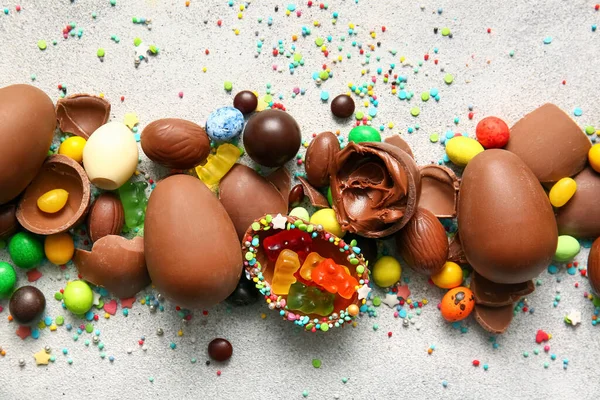 Složení Polámanou Čokoládou Velikonoční Vejce Různé Bonbóny Světlém Pozadí — Stock fotografie
