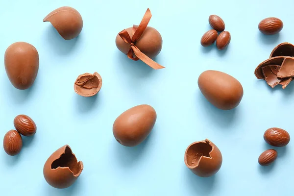 Gebroken Chocolade Paaseieren Blauwe Achtergrond — Stockfoto