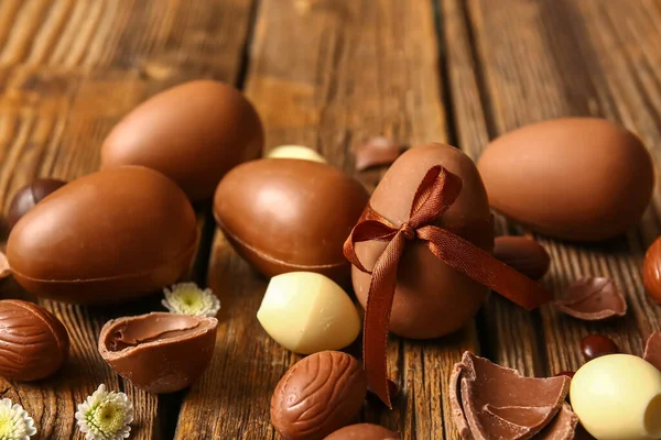 Different Chocolate Easter Eggs Wooden Background Closeup — Stock Photo, Image