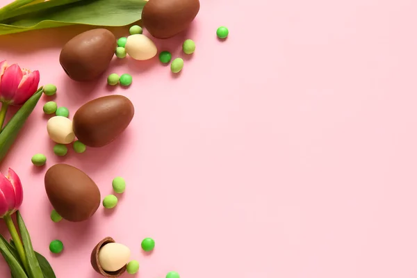 Összetétel Csokoládéval Húsvéti Tojás Különböző Cukorkák Egy Virág Rózsaszín Alapon — Stock Fotó