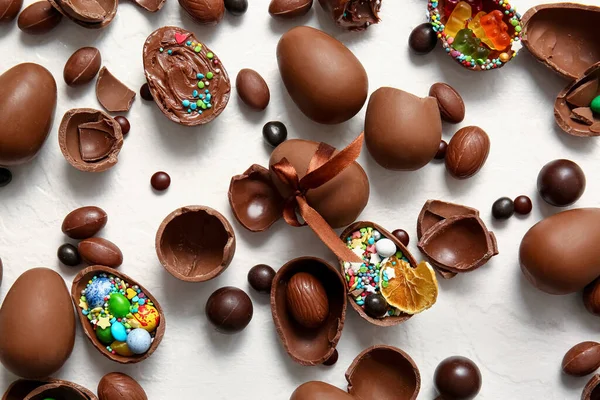 Composición Con Huevos Pascua Chocolate Rotos Diferentes Caramelos Salpicaduras Sobre — Foto de Stock