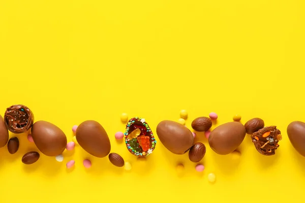 Composition Chocolate Easter Eggs Candies Yellow Background — Stock Photo, Image