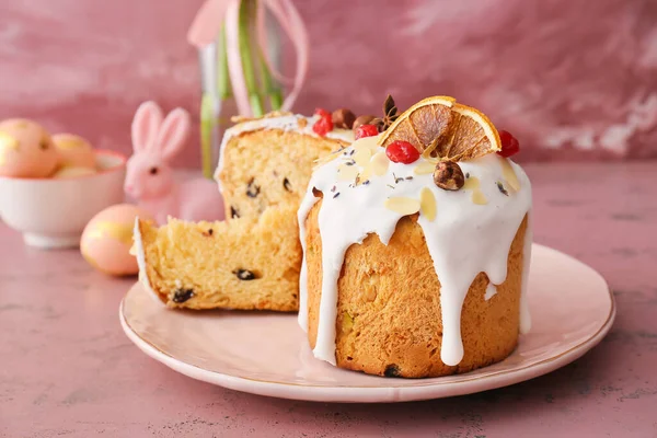 Lezzetli Paskalya pastası ve yumurtalı tabak.