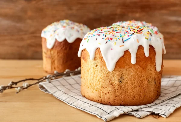 Ahşap arka planda lezzetli Paskalya pastaları