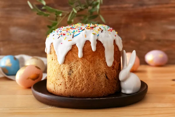 Ahşap zemin üzerinde lezzetli Paskalya pastası olan tabak.