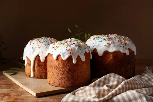 Wooden Board Delicious Easter Cakes Table — Stock Photo, Image