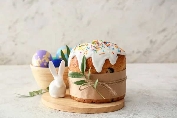 Wooden Board Delicious Easter Cake Eggs Light Background — Stock Photo, Image