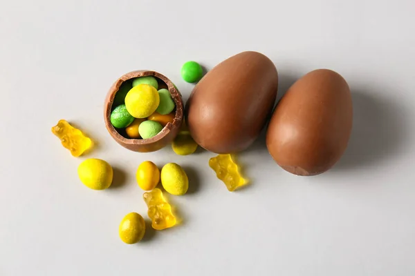 Chocolade Paaseieren Met Verschillende Snoepjes Lichte Ondergrond — Stockfoto