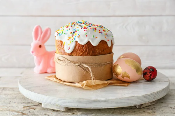Deska Pysznym Tortem Wielkanocnym Jajkami Białym Drewnianym Tle — Zdjęcie stockowe