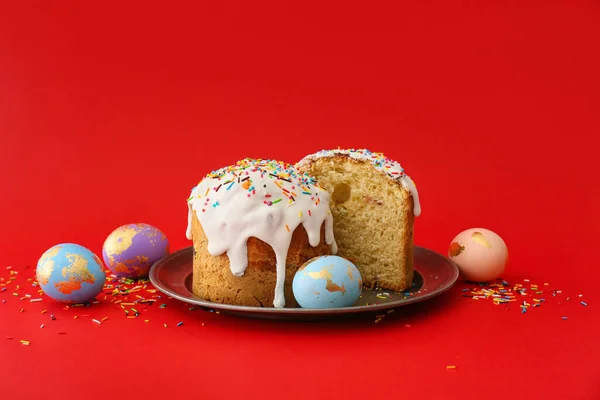 Plate Delicious Easter Cake Eggs Red Background — Stock Photo, Image