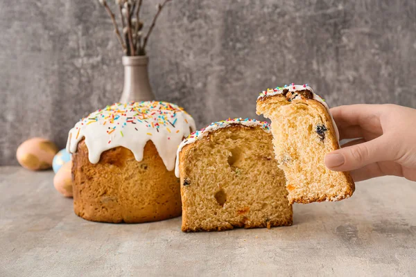 Woman Holding Piece Delicious Easter Cake Grey Background — Stock Photo, Image