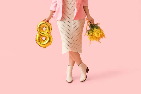 Vacker Kvinna Med Ballong Form Figur Och Mimosa Blommor Rosa — Stockfoto