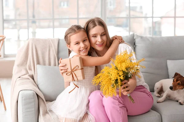 Niña Saludando Madre Con Flores Mimosa Regalo Casa Vacaciones — Foto de Stock