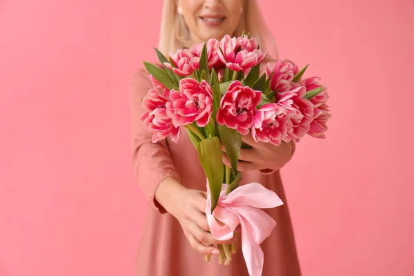Зрелая Женщина Букетом Тюльпанов Розовом Фоне Международный Женский День — стоковое фото