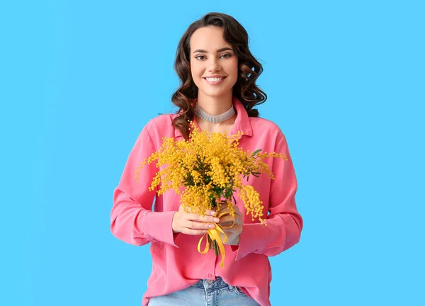 Junge Frau Mit Mimosen Blumen Auf Blauem Hintergrund Internationaler Frauentag — Stockfoto