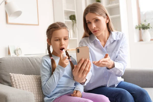 Little Girl Spraying Her Sore Throat Mother Video Chatting Doctor — Stock Photo, Image