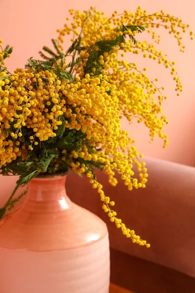 Odanın içinde mimoza çiçekleri olan vazo, yakın plan.