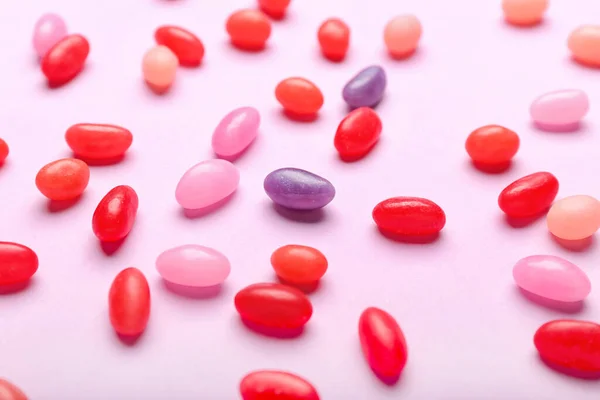 ピンクの背景に異なるゼリー豆 クローズアップ — ストック写真