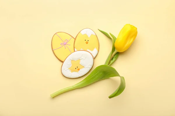 Komposition Mit Kreativen Osterkeksen Und Blume Auf Gelbem Hintergrund — Stockfoto