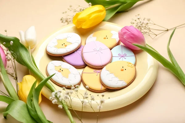 Assiette Avec Biscuits Pâques Créatifs Fleurs Sur Fond Beige Gros — Photo