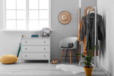 Çekmeceleri ve askısı olan ışık koridorunun içi.