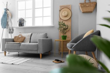 Koridorun içinde kanepe, koltuk ve ceket askısı var.