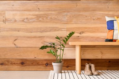 Ahşap banklı ve çiçekli modern koridorun içi