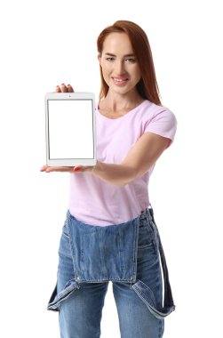 Beyaz arka planda tablet bilgisayarı olan genç kızıl saçlı kadın.