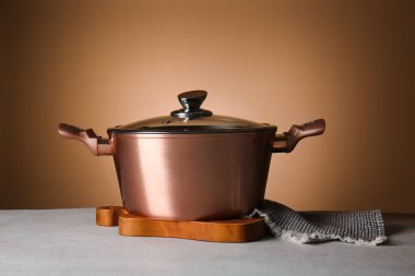 Bakır tencere, masa ve peçeteyle renklendirilmiş.