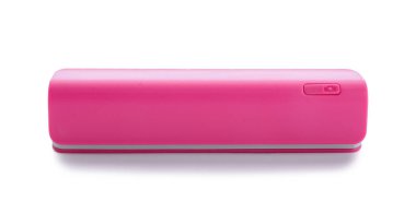 Beyaz arkaplanda pembe güç bankası