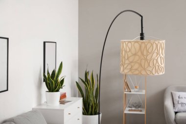 Aydınlık oturma odasının içinde standart lamba