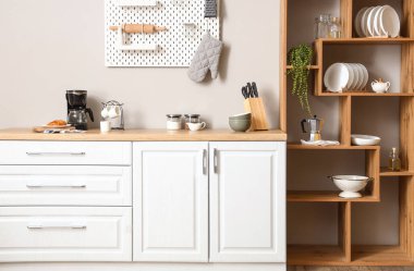 Ahşap raf ünitesi ve tahta tahtasıyla aydınlık mutfağın içinde.