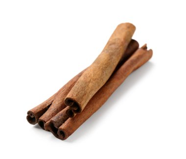 Tarçın çubukları beyaz üzerine izole